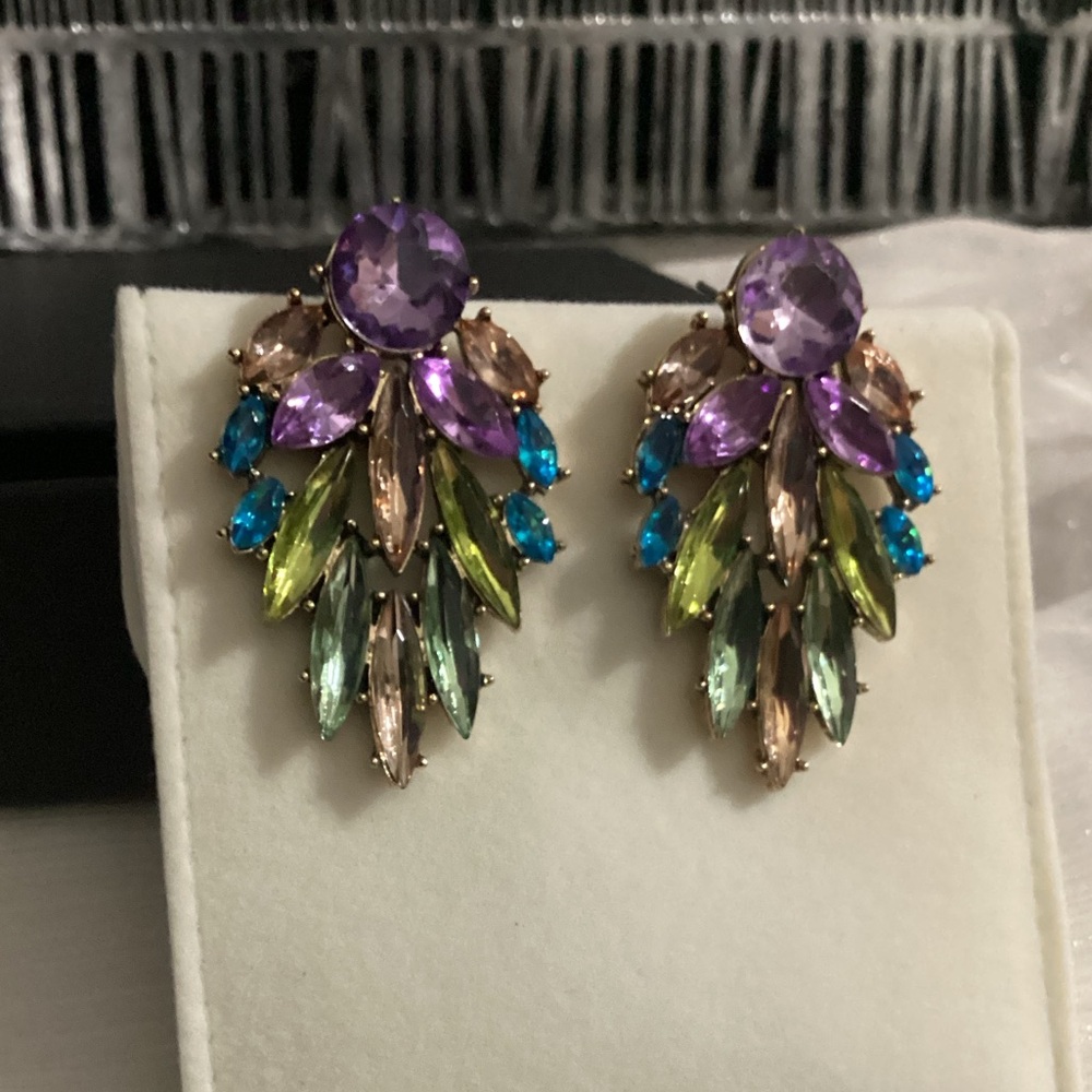 - 💗Beautiful GoldTone Colorful Floral Crystal Earrings